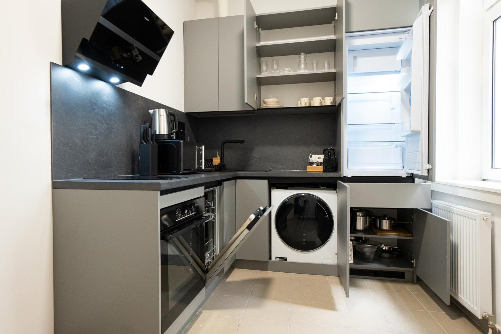 Pet-friendly Modern Near Belvedere Apartment *