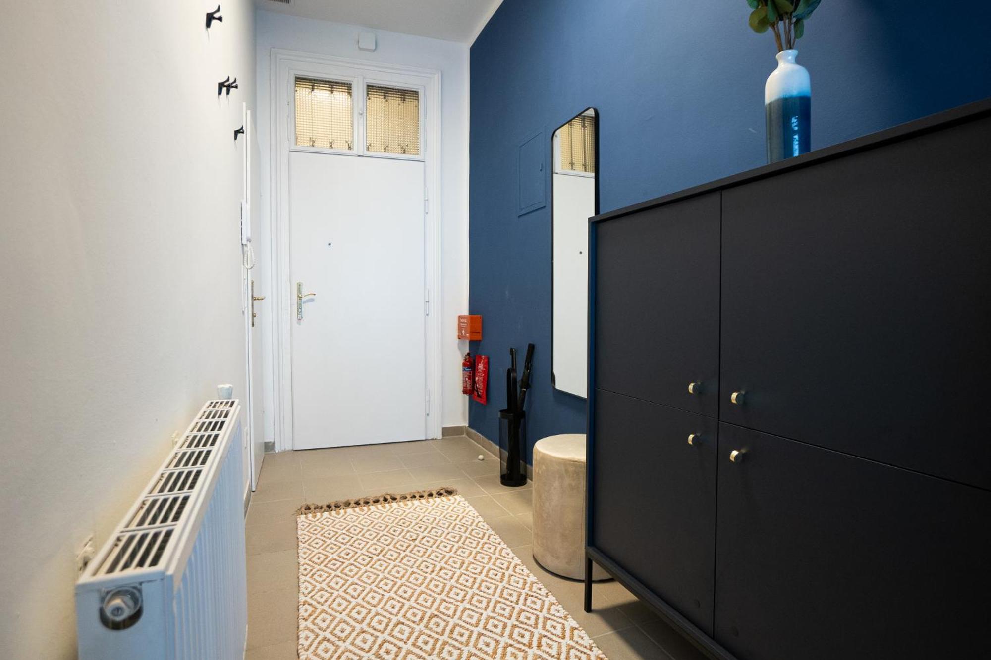 Pet-friendly Modern Near Belvedere Apartment *