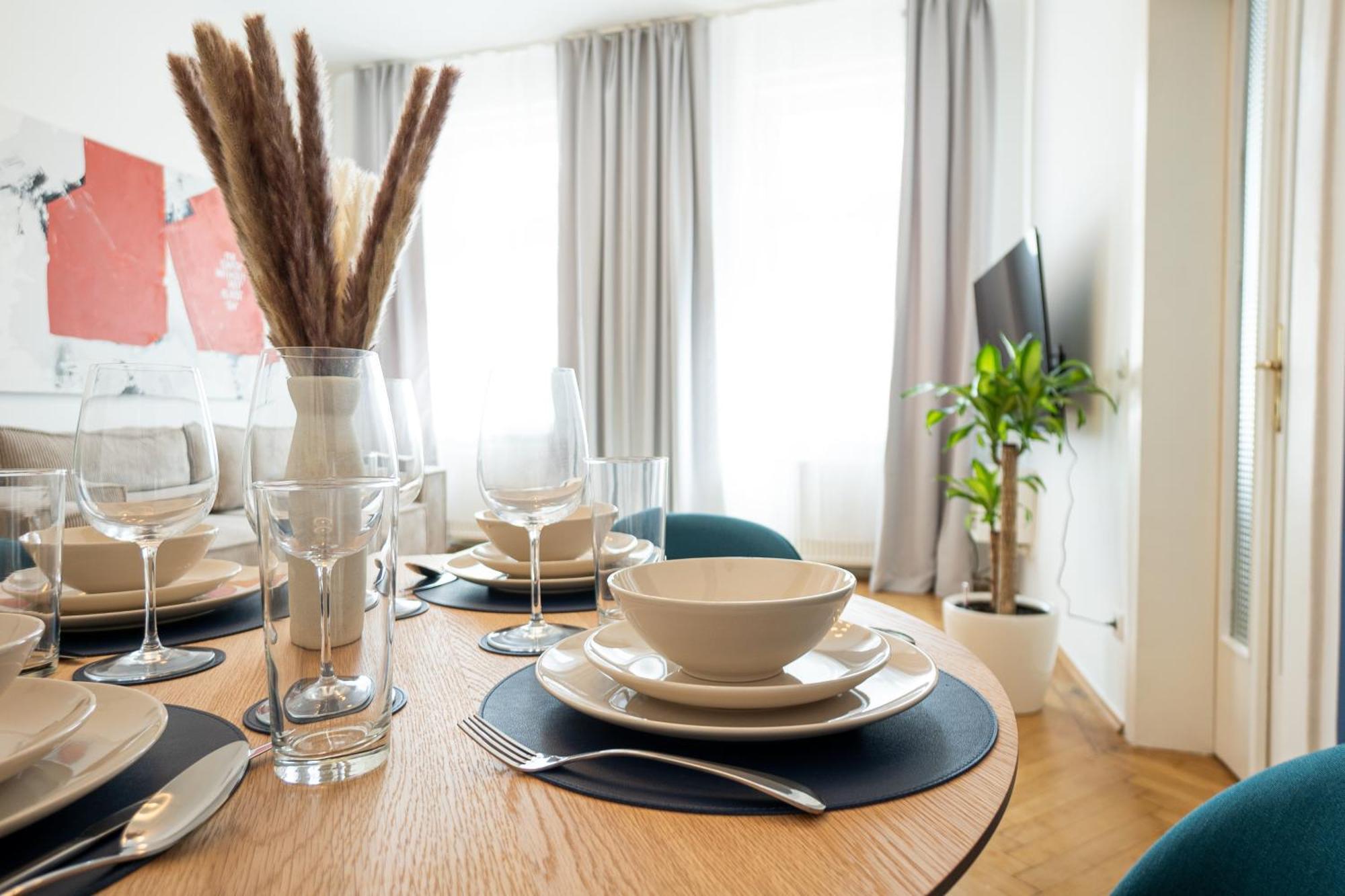 Pet-friendly Modern Near Belvedere