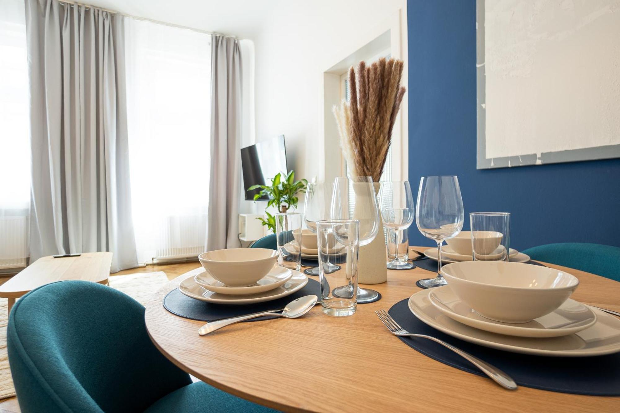 Pet-friendly Modern Near Belvedere Apartment *