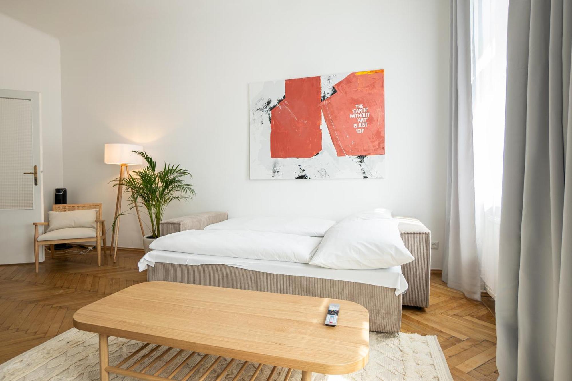 Pet-friendly Modern Near Belvedere Apartment