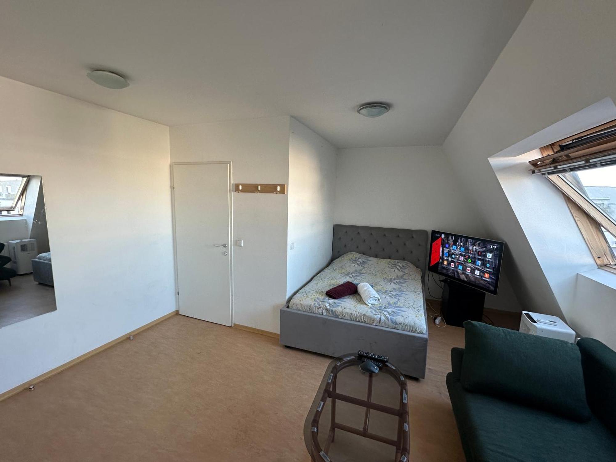 Cozy Bright Penthouse Close To U1 And U6 Metros