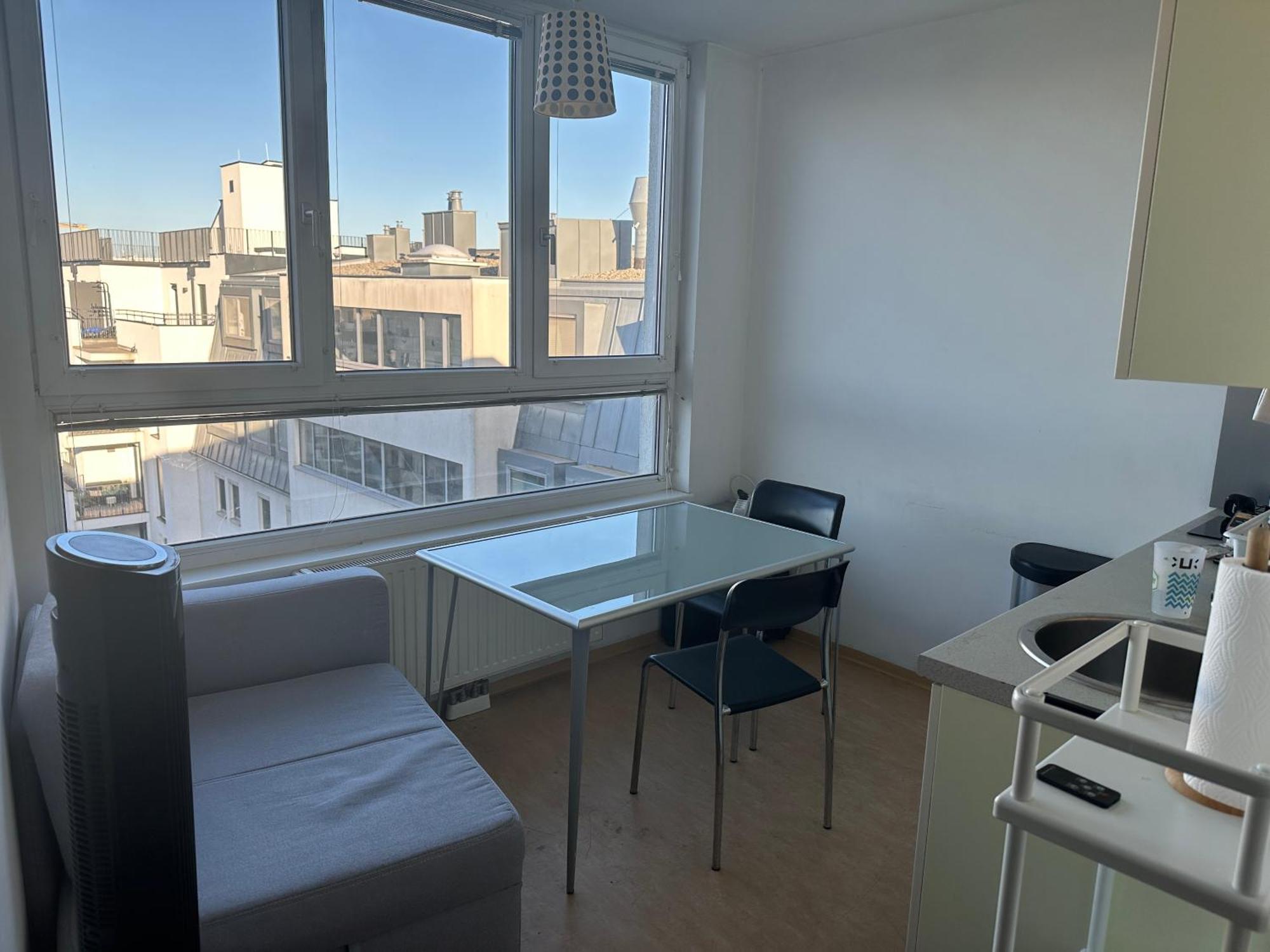 Cozy Bright Penthouse Close To U1 And U6 Metros