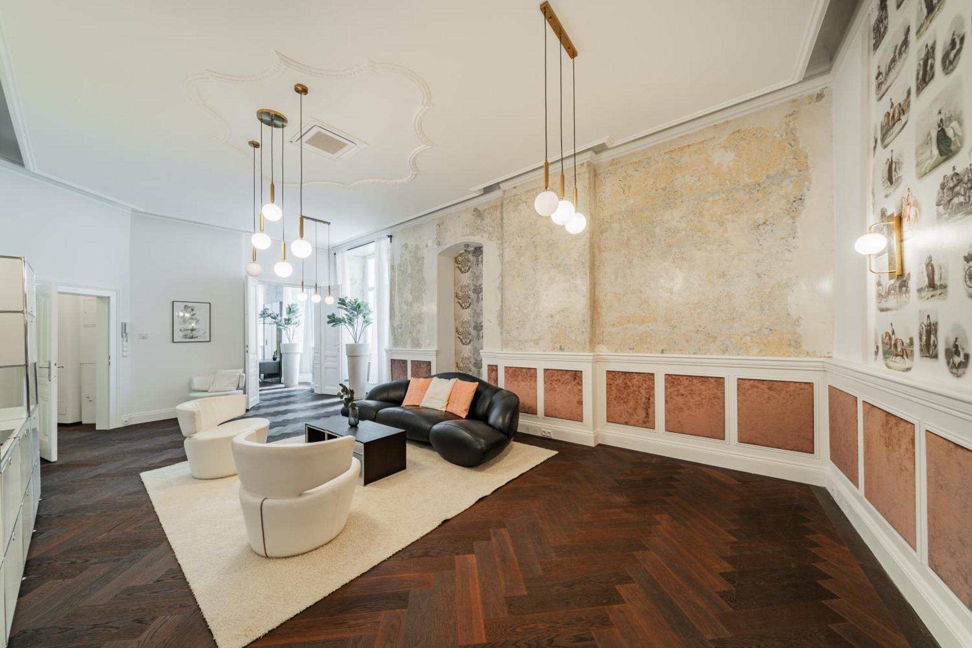 Luxury In Best Location Apartment *