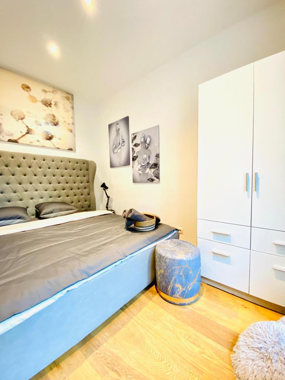 Apartment Elegant 2br With Balcony Near Millennium Vienna