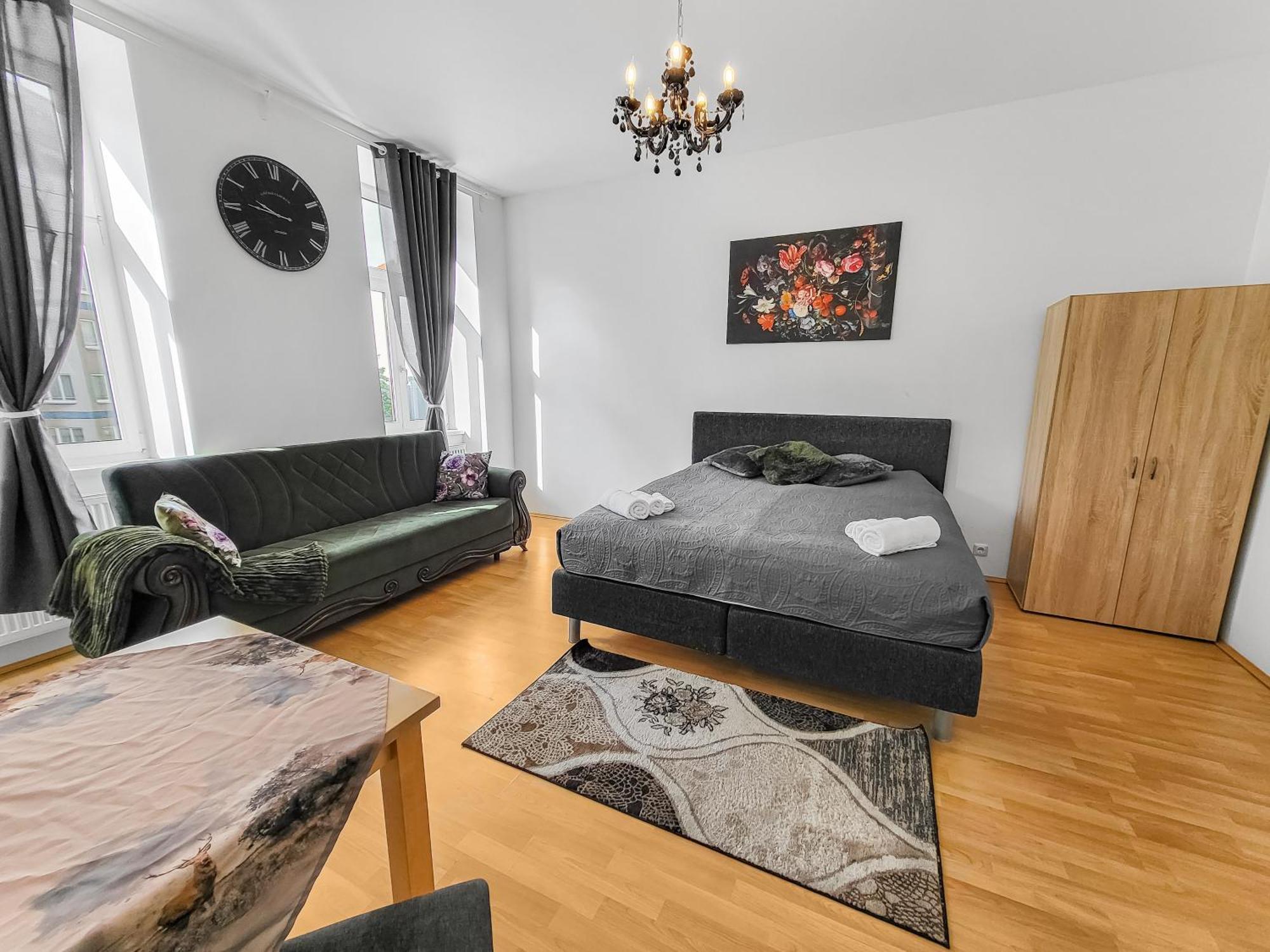 Elegant Three-bedroom *