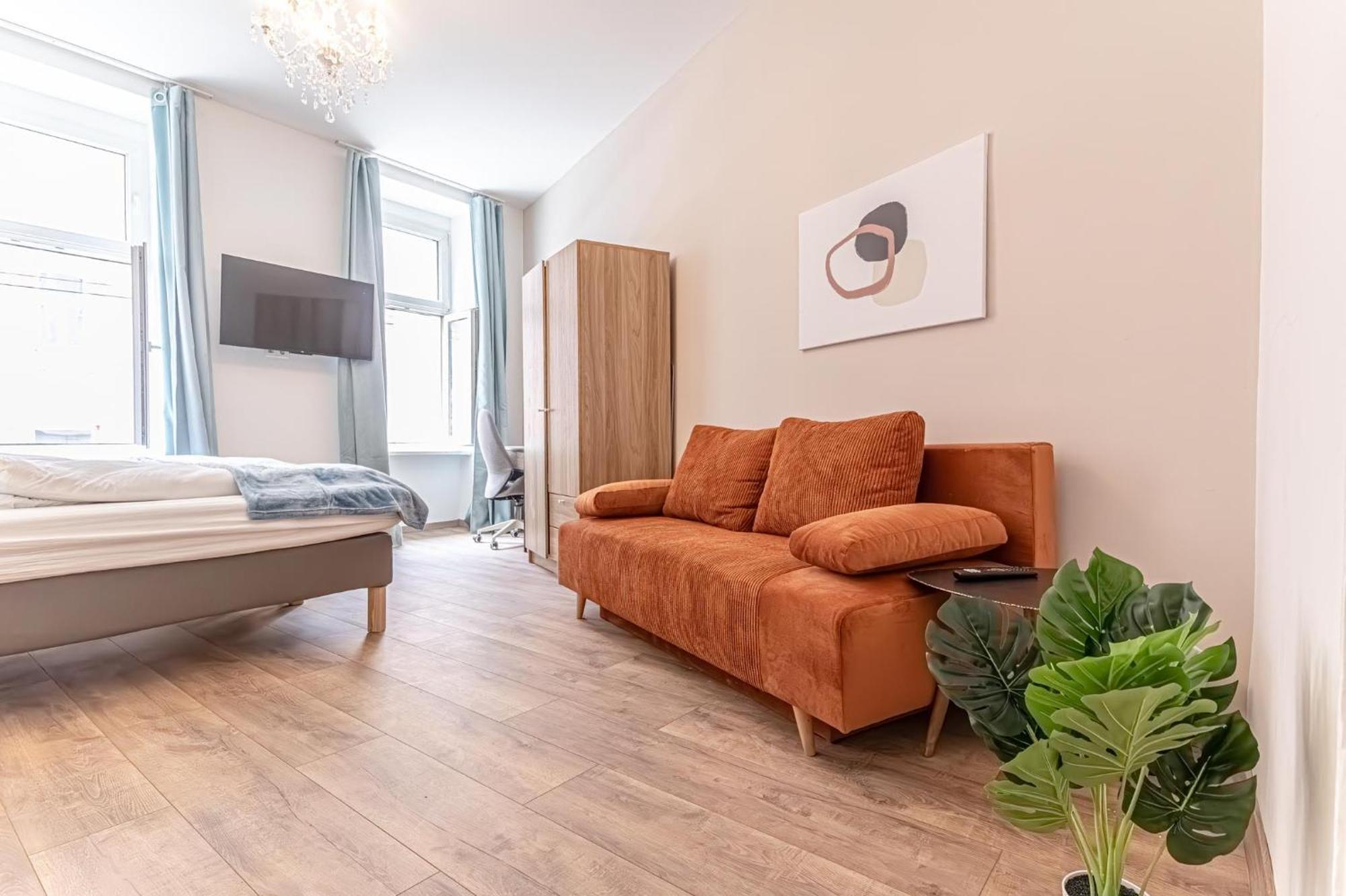 Cost Effective Life 1br In Classic Building Apartment