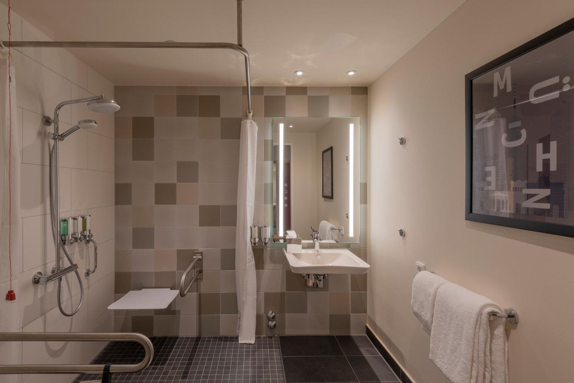 Hotel Hampton By Hilton West 3*