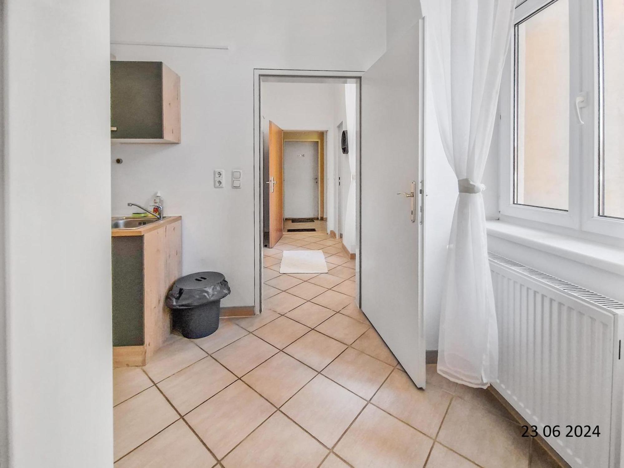 Elegant Three-bedroom Apartment *