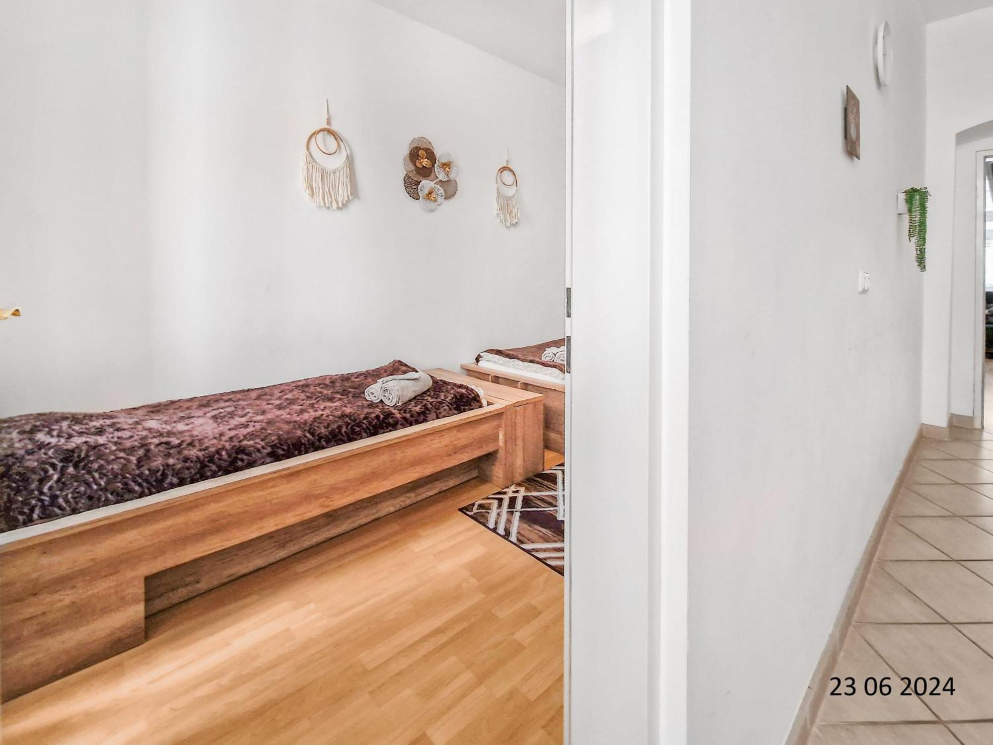 Elegant Three-bedroom Apartment *