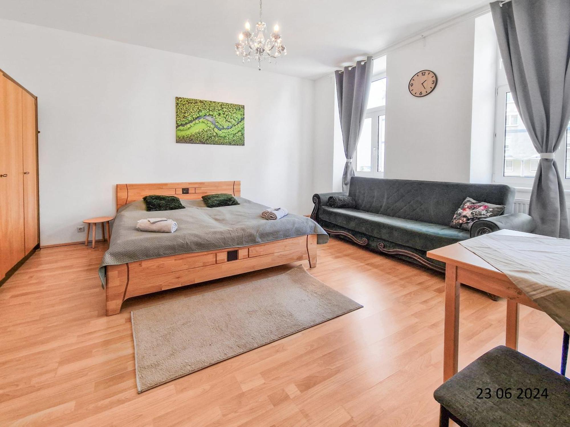 Elegant Three-bedroom *