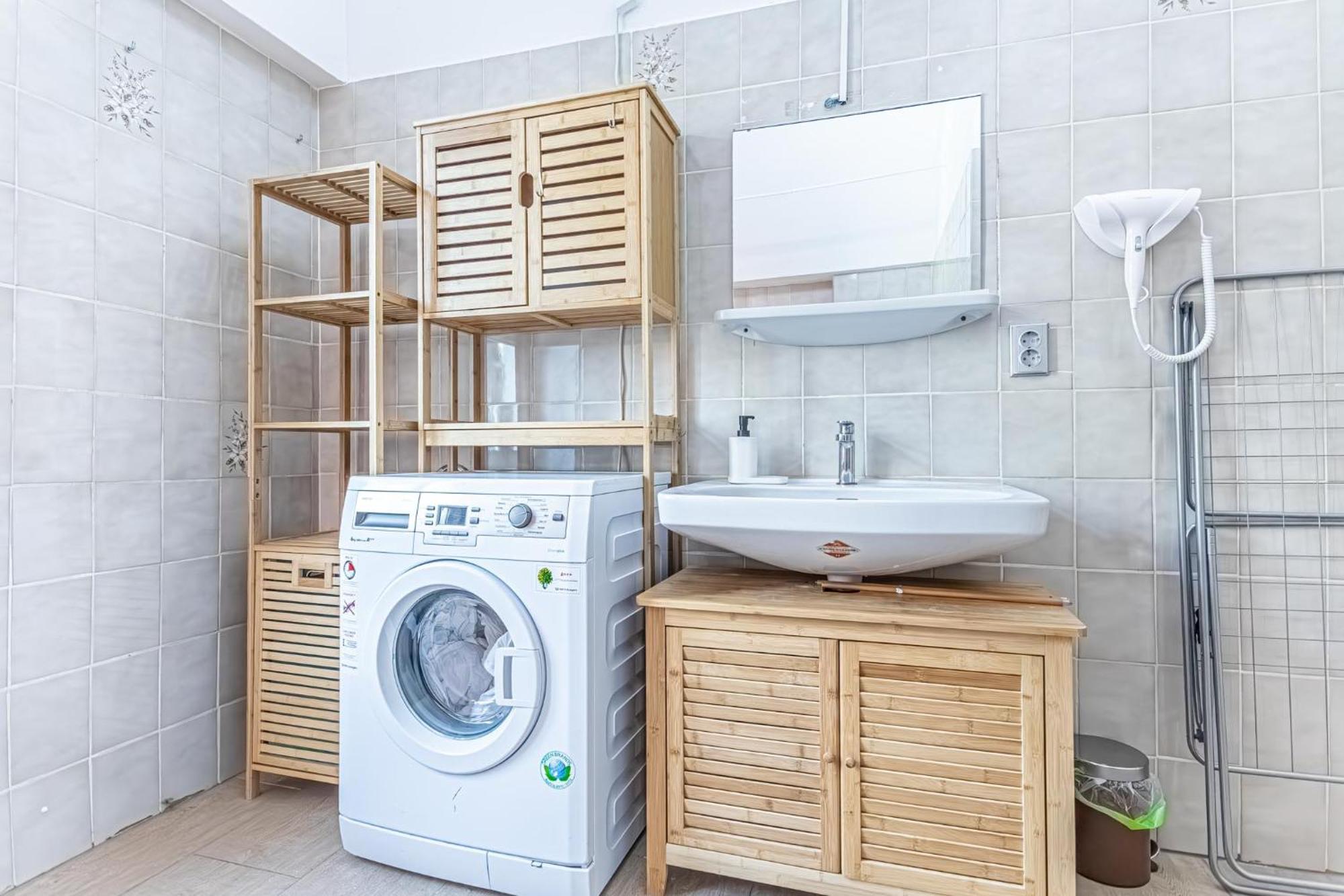 Apartment Convenient 3-br Shared Apt, 15 Min To Landstrasse Hub *