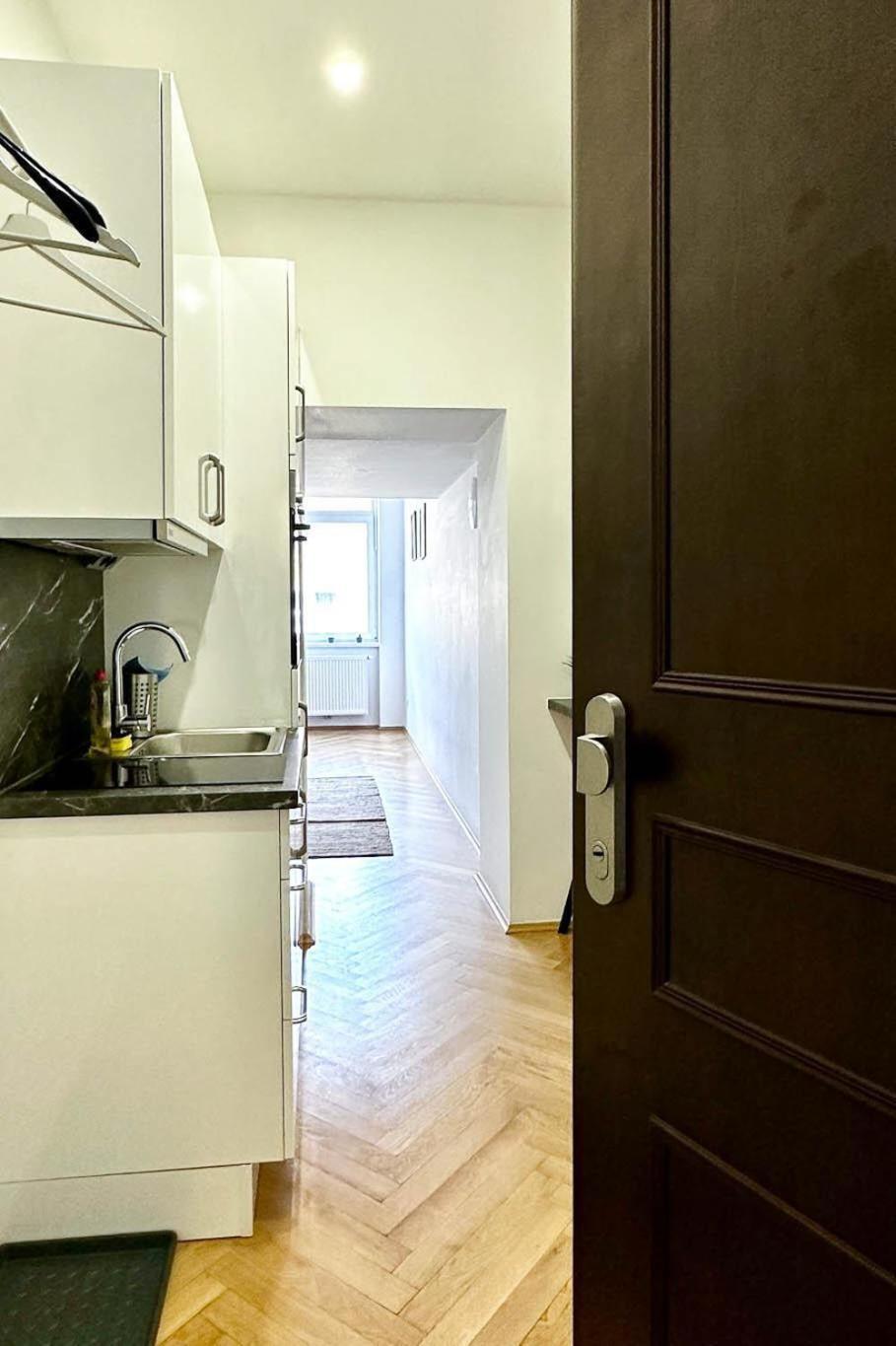 Stylish Central 2 Bedroom Apartment *