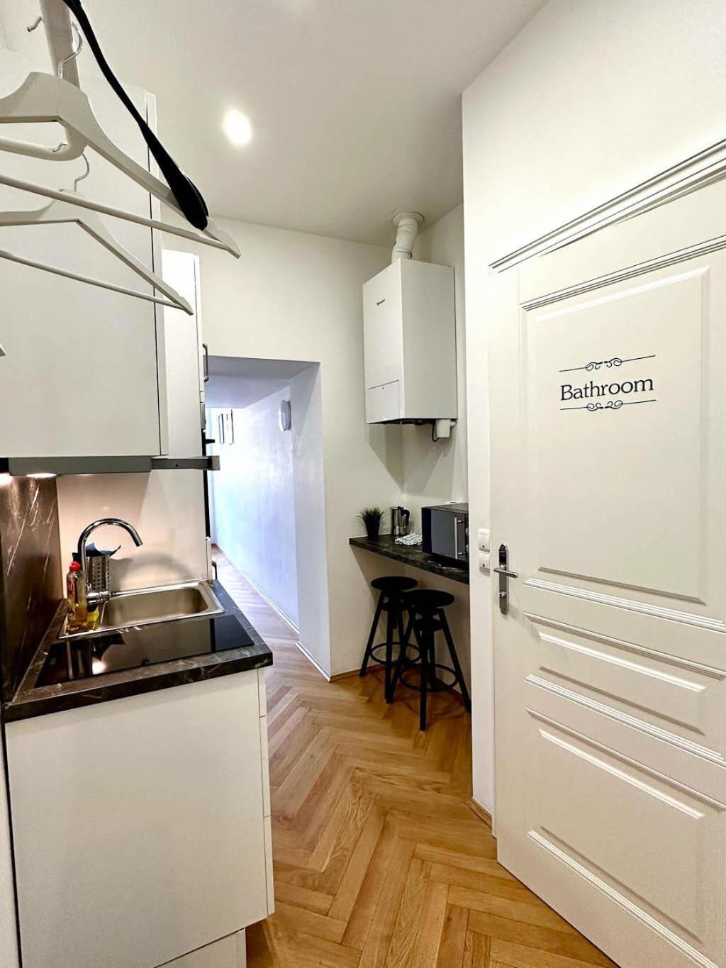 Apartment Stylish Central 2 Bedroom *