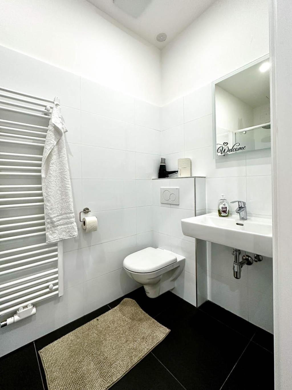 Stylish Central 2 Bedroom Apartment *