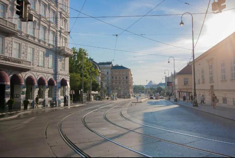 Suesses Naehe Volkstheater * Vienna