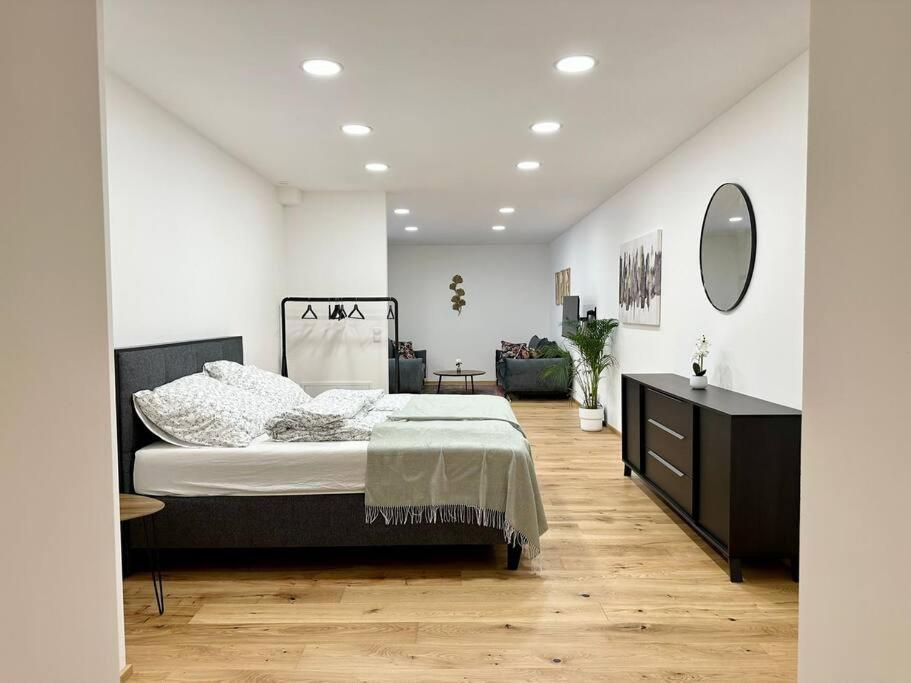 Stylish Central 2 Bedroom Apartment *