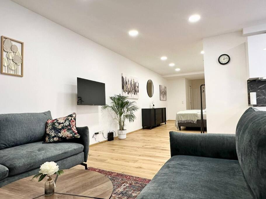 Stylish Central 2 Bedroom Apartment *