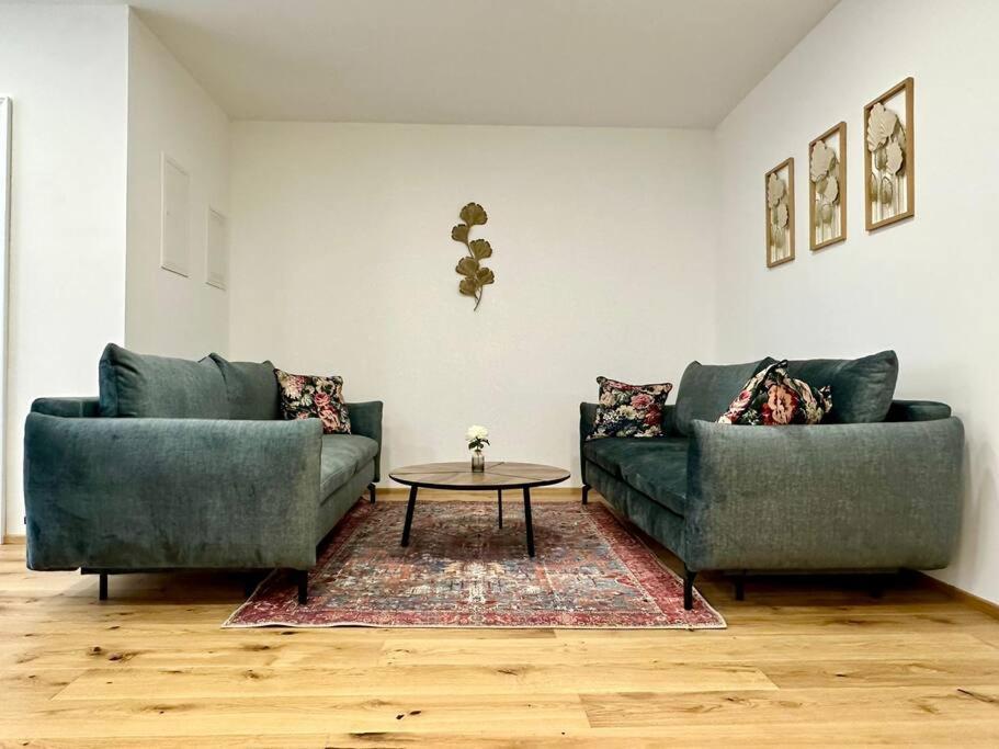 Stylish Central 2 Bedroom Apartment *