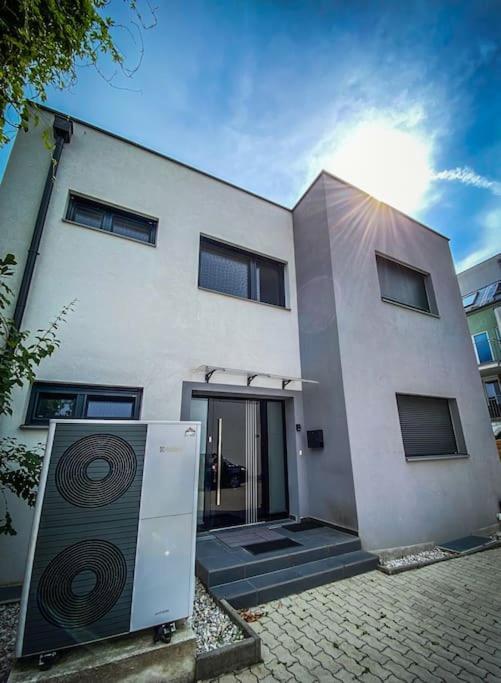 Mit Pool Villa *