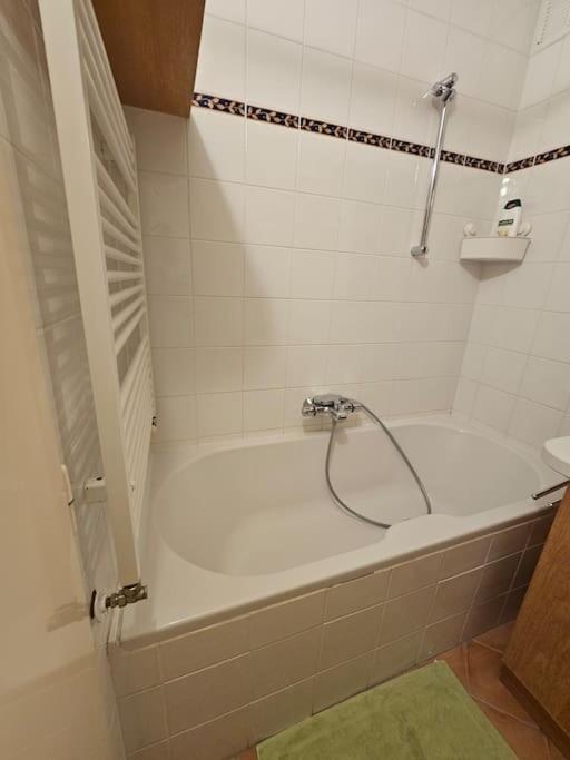 Jonas Apartment, 2 Br * Vienna