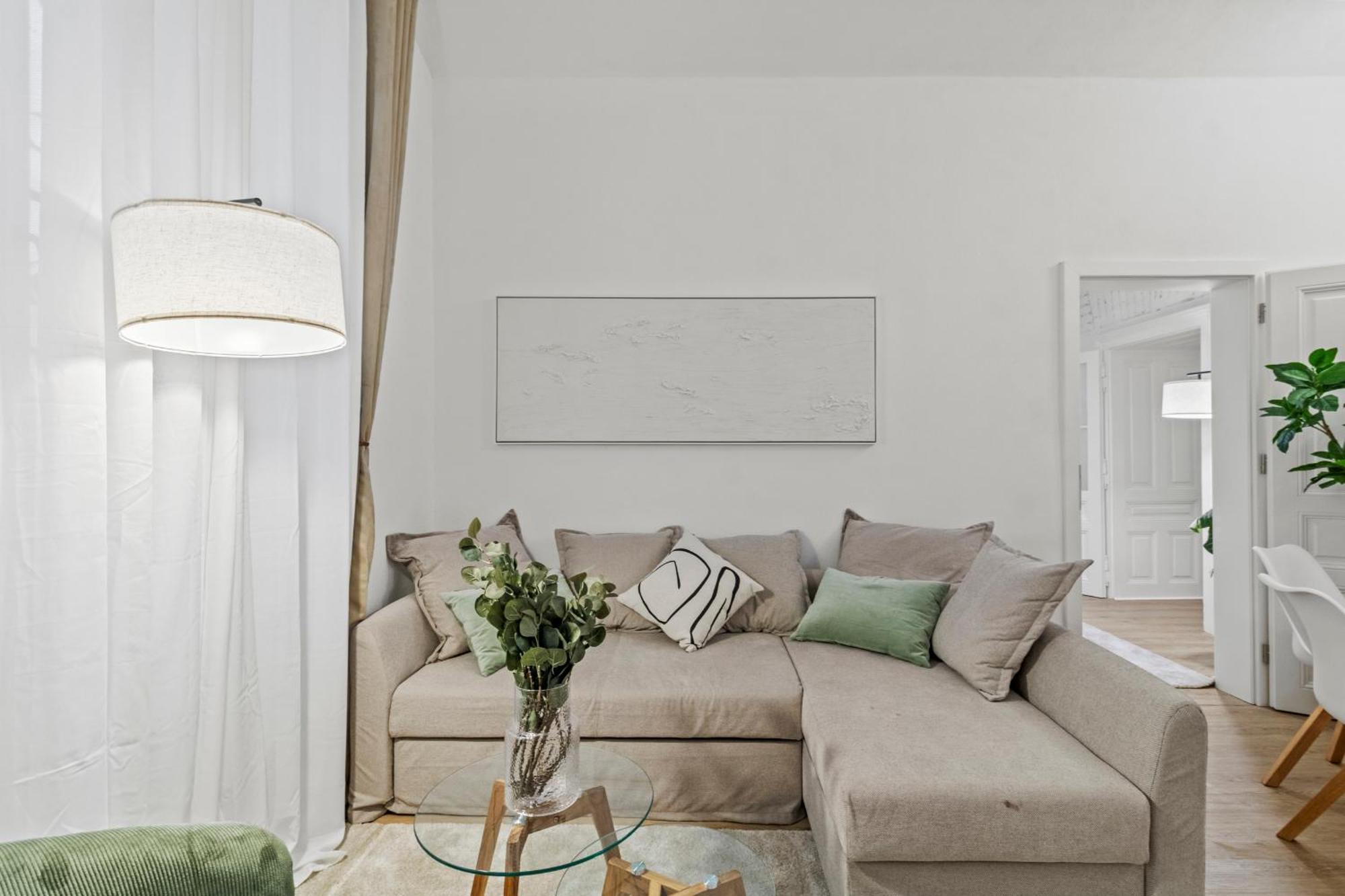 Next To Shopping Street And Subway Station, Few Minutes To Stephansplatz Apartment *