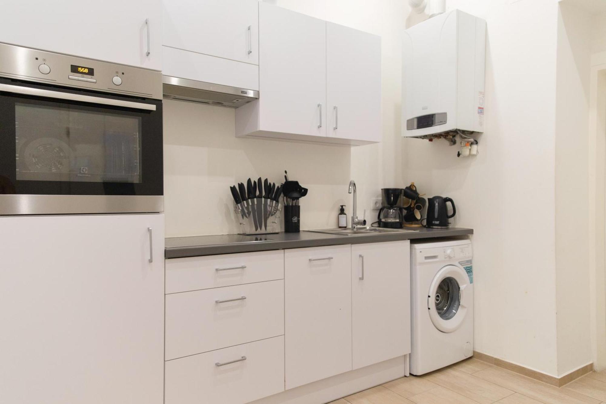 Apartment Next To Shopping Street And Subway Station, Few Minutes To Stephansplatz