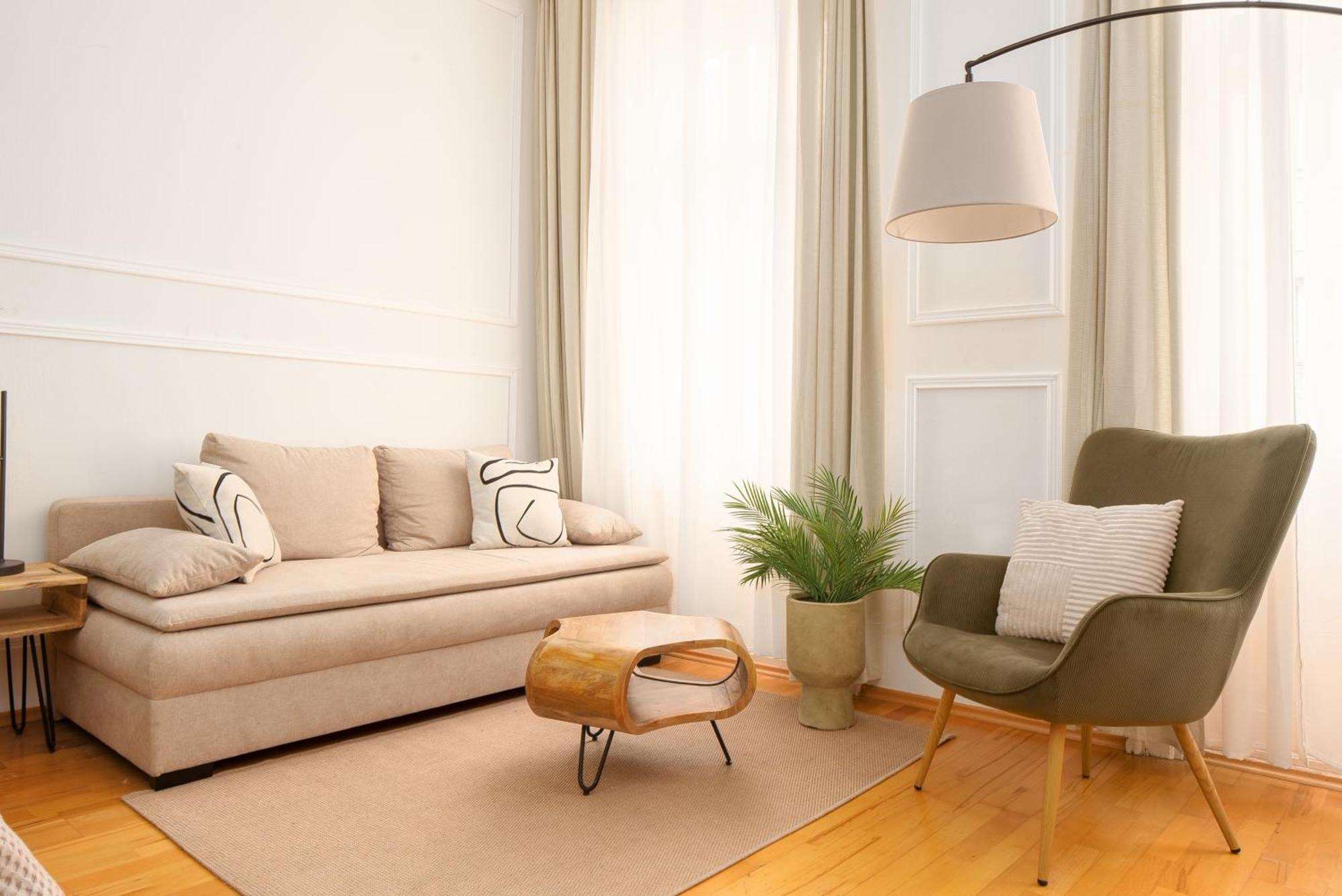 Apartment Next To Shopping Street And Subway Station, Few Minutes To Stephansplatz Vienna