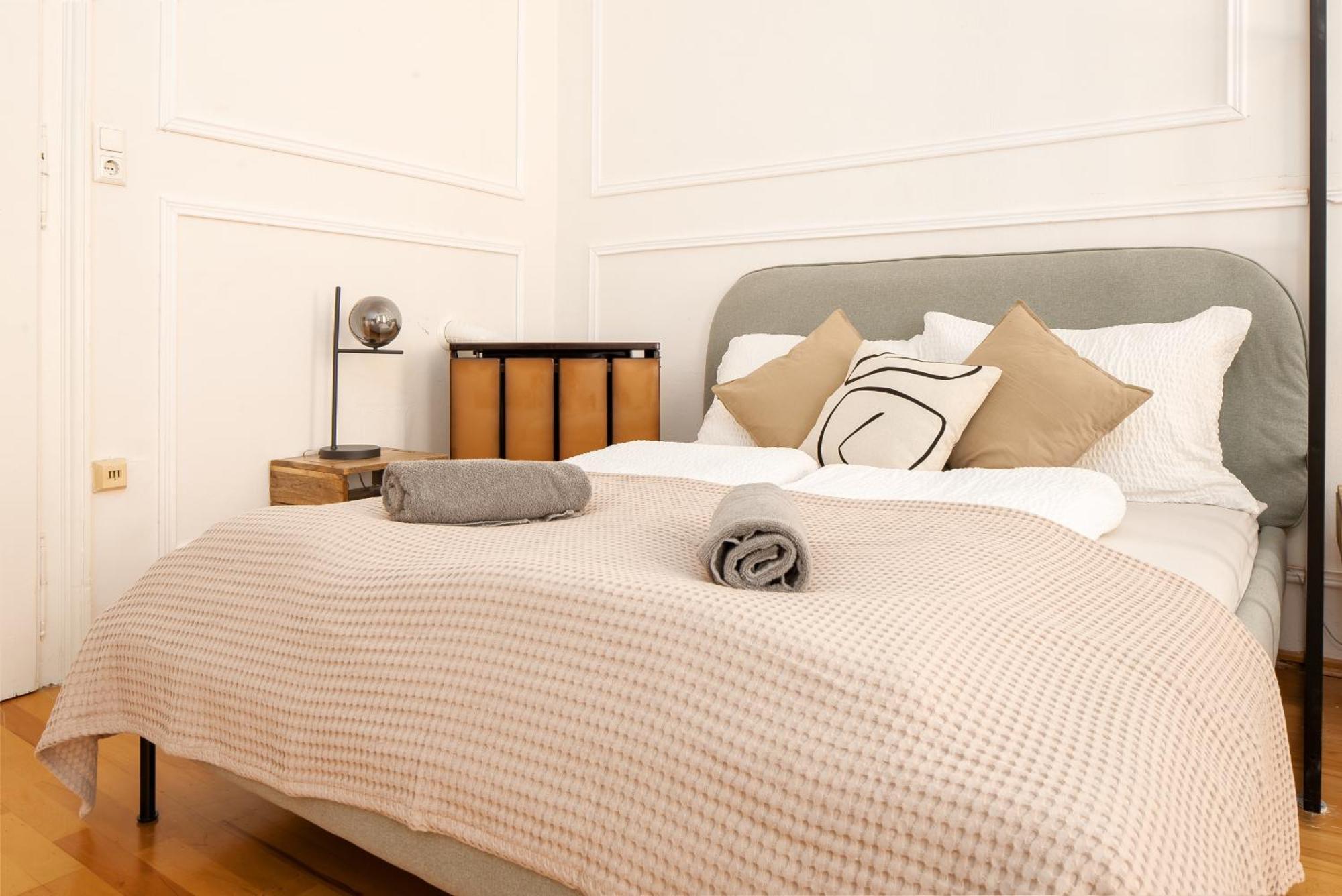 Apartment Next To Shopping Street And Subway Station, Few Minutes To Stephansplatz