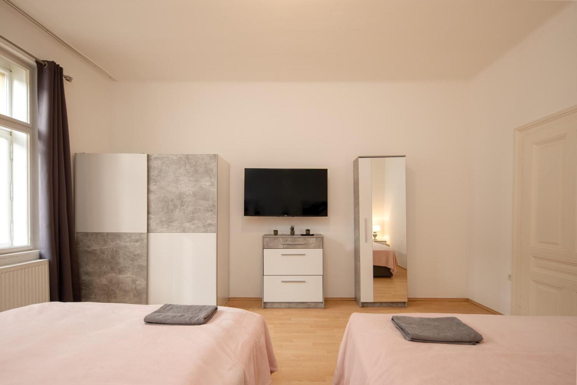 Next To Shopping Street And Subway Station, Few Minutes To Stephansplatz *