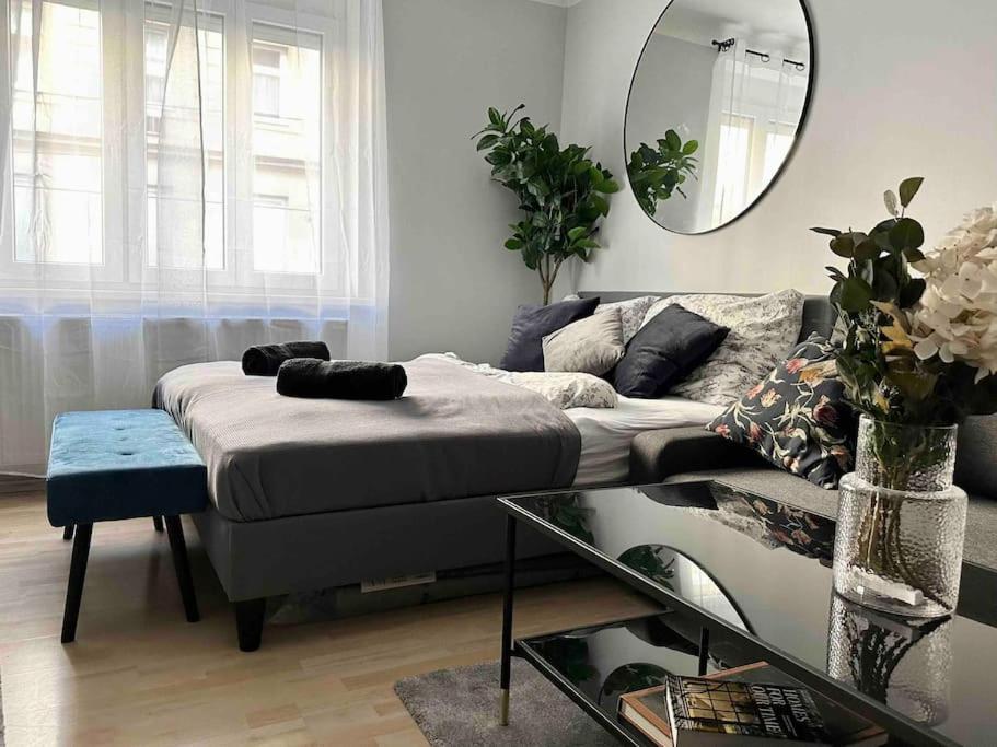 Private Balcony At Top Location Next To Subway Apartment *
