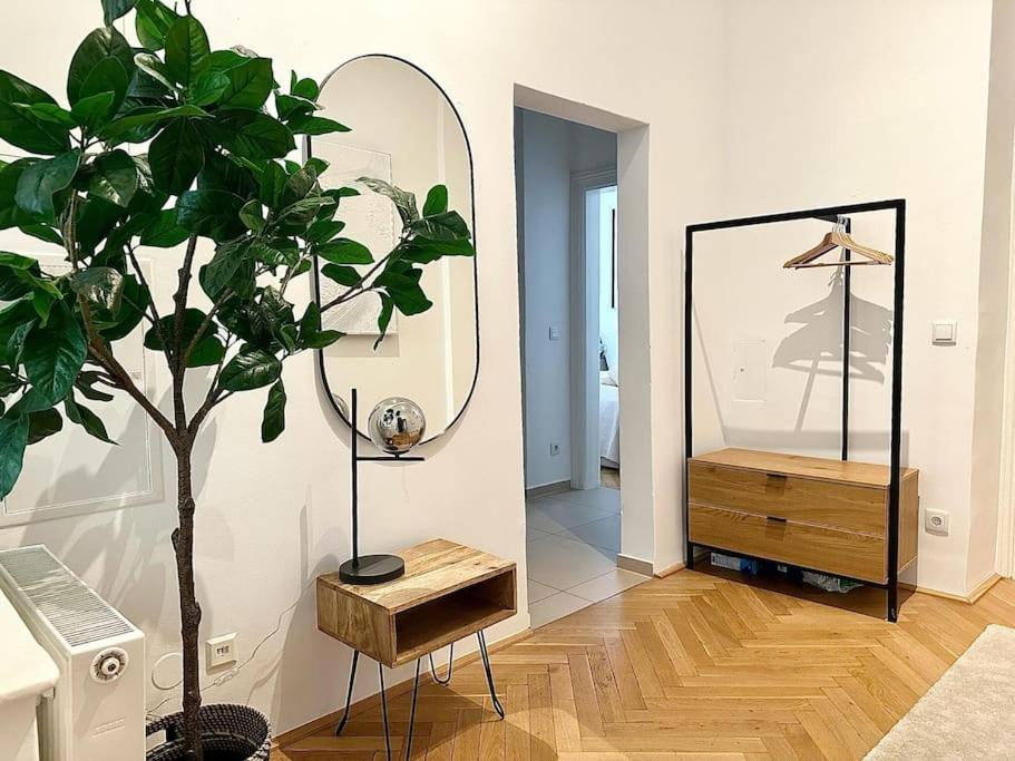 Close To Metro, 10 Minutes To Mariahilferstrasse Apartment