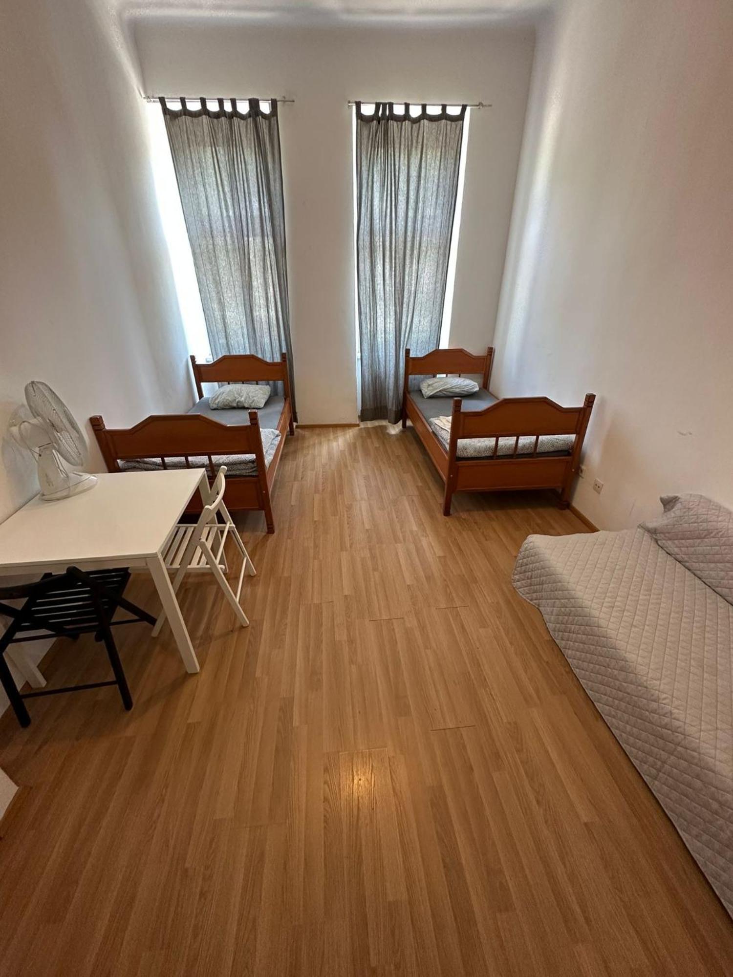 Apartment Fuer 4 Personen In 1180 *