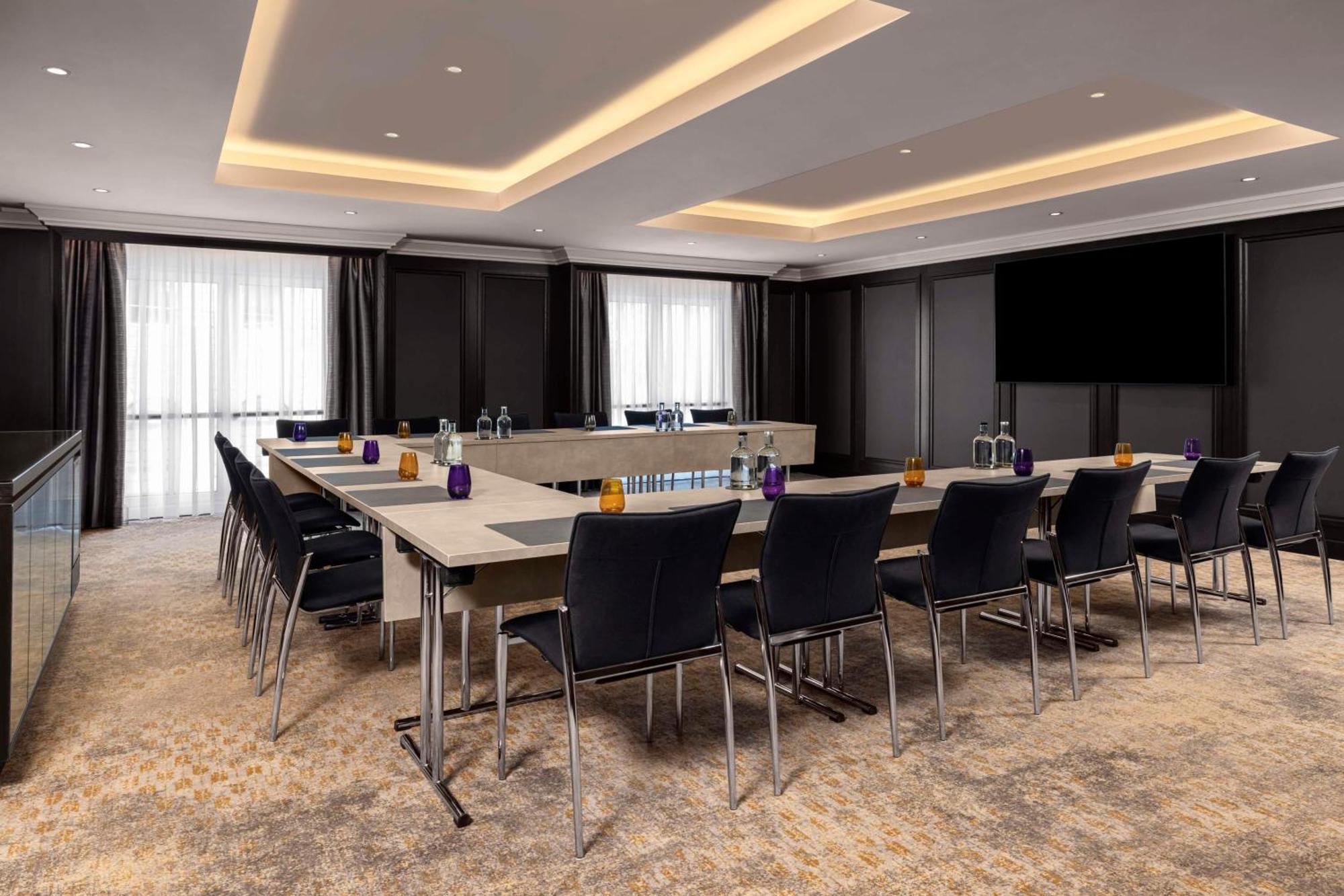 Hilton Plaza Hotel 4*