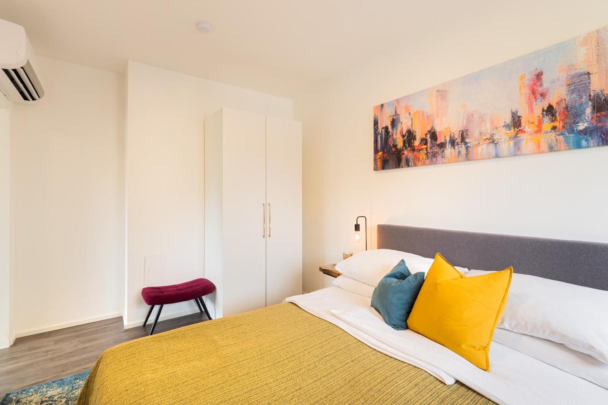Urban Island I Riverside Apartment