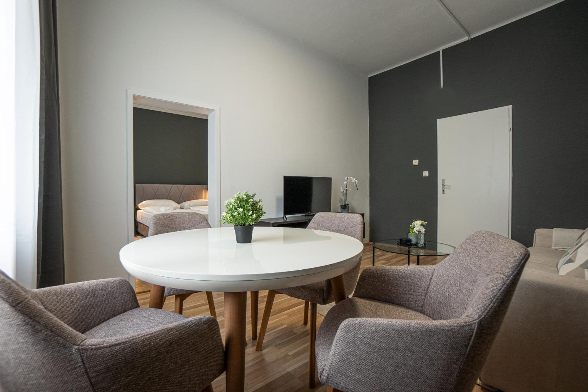 Apartment Cozy 1-br With A King Bed In A Calm Area Vienna