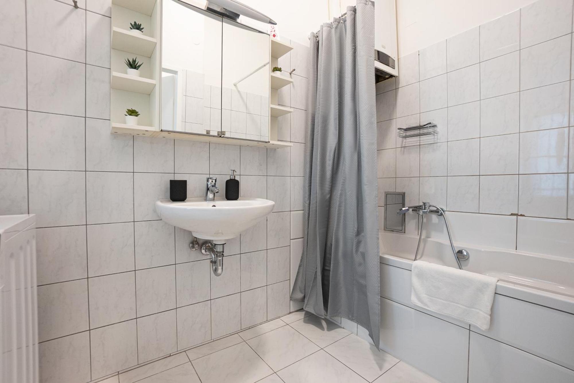 Apartment Cozy 1-br With A King Bed In A Calm Area *