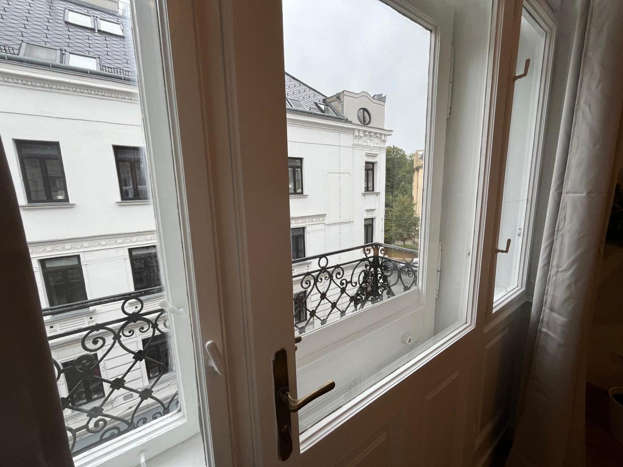 Grosszuegiger Wiener Altbau Gleich Neben Schoenbrunn *