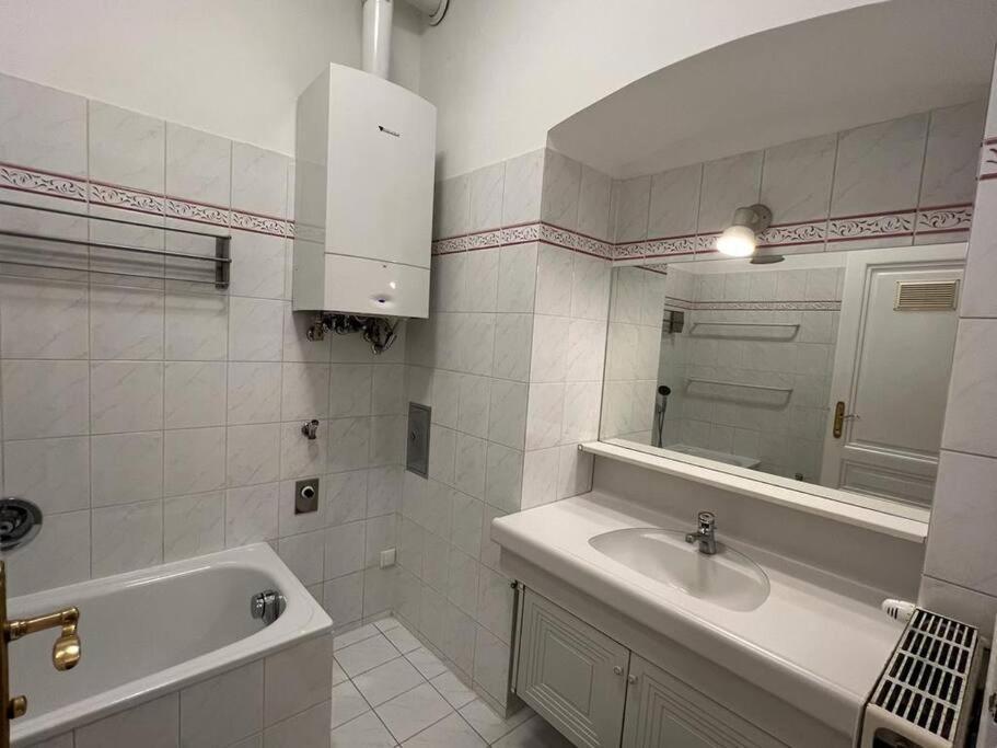 Apartment 90 M2 Spacious With Free Parking