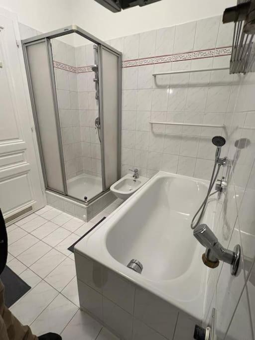 90 M2 Spacious With Free Parking Apartment *