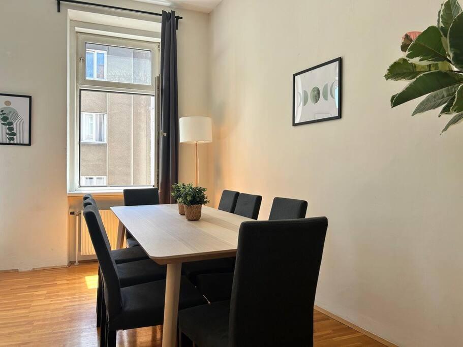 90 M2 Spacious With Free Parking Apartment Vienna