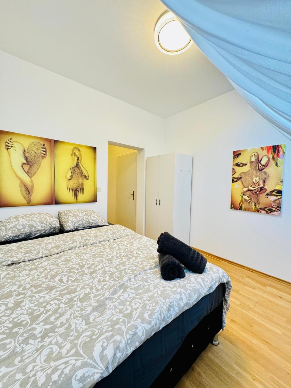 In A Shared Apt 6-min Drive To Schoenbrunn Apartment