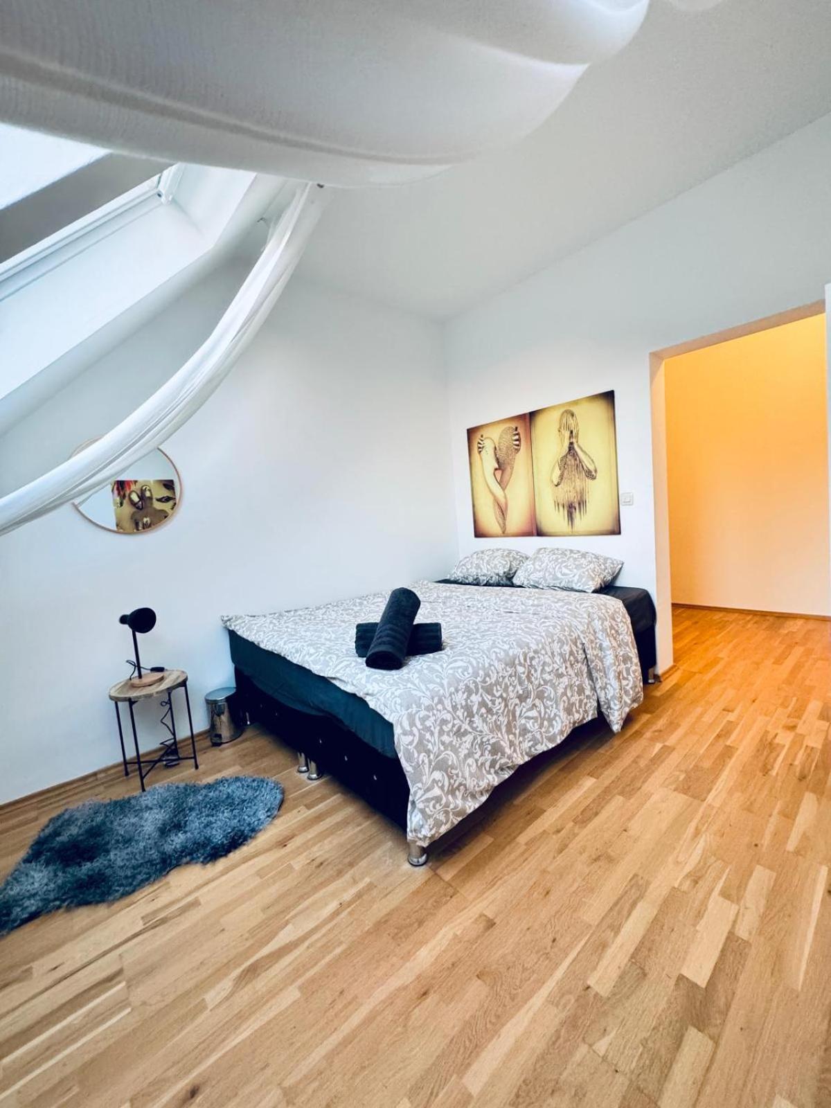 In A Shared Apt 6-min Drive To Schoenbrunn *