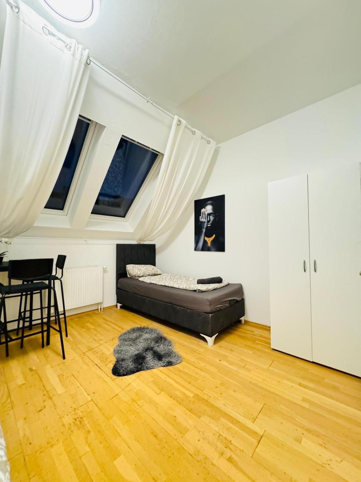 In A Shared Apt 6-min Drive To Schoenbrunn * Vienna