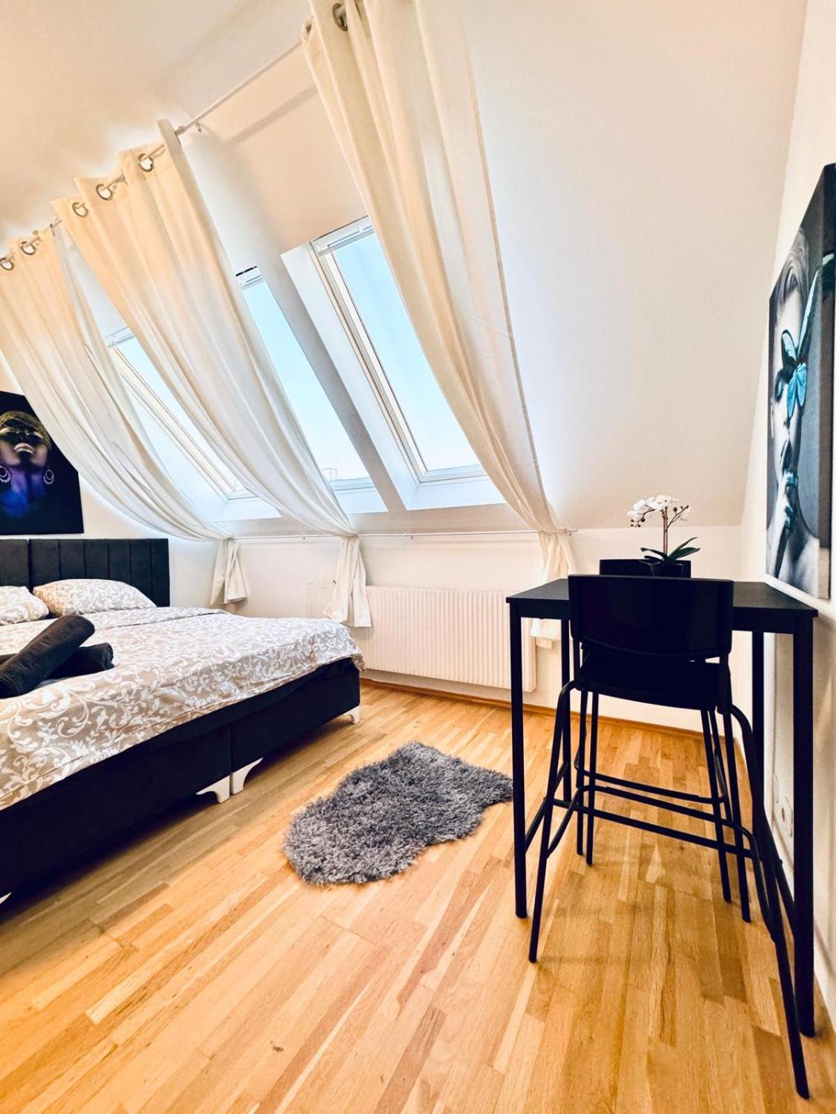In A Shared Apt 6-min Drive To Schoenbrunn *