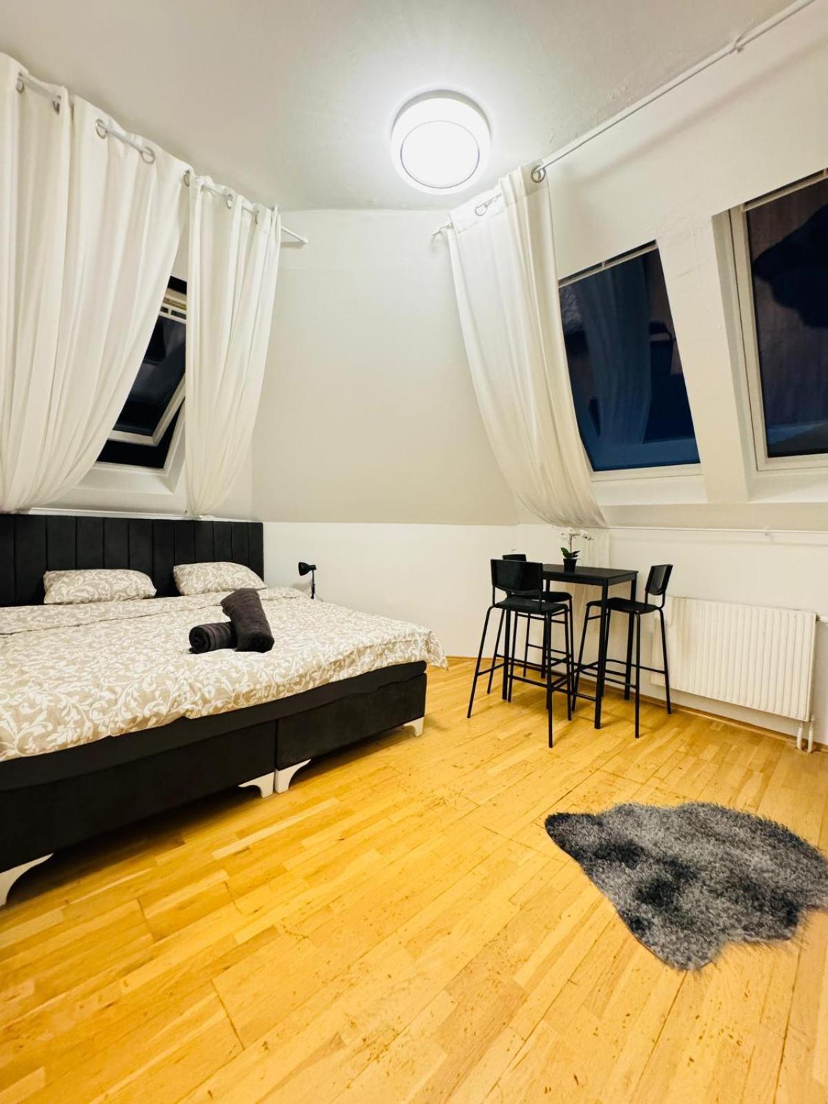 In A Shared Apt 6-min Drive To Schoenbrunn * Vienna