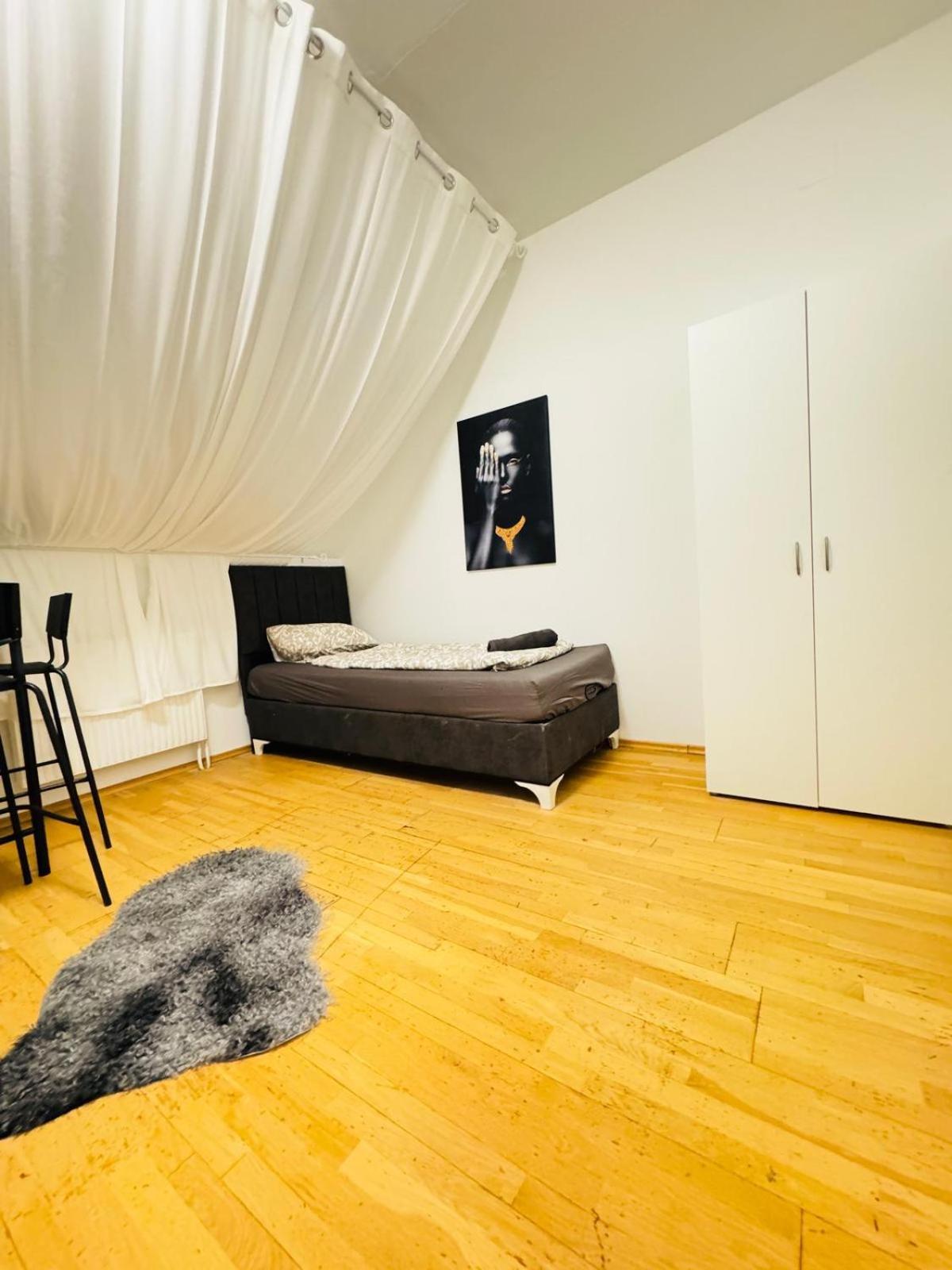 In A Shared Apt 6-min Drive To Schoenbrunn