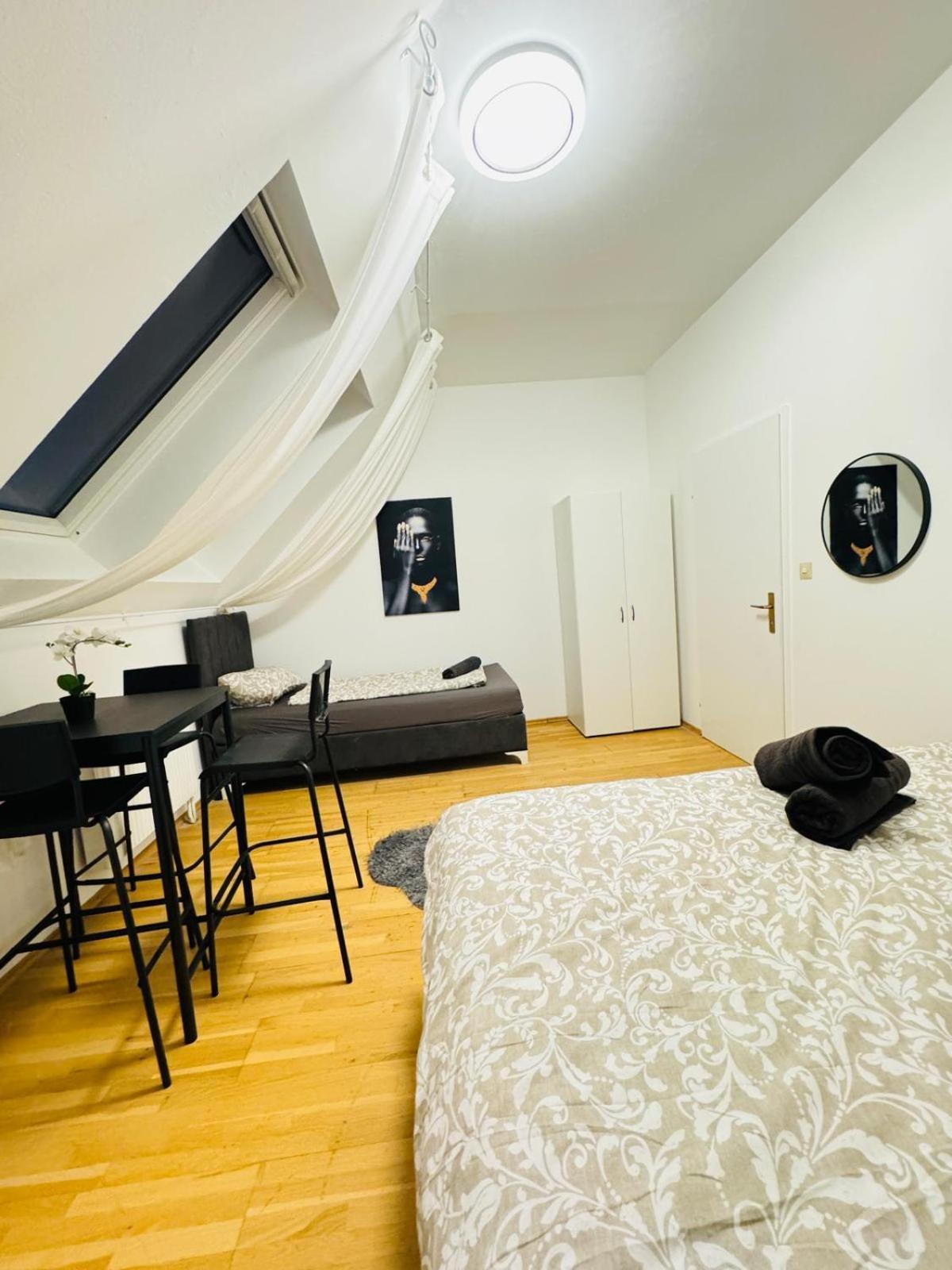 In A Shared Apt 6-min Drive To Schoenbrunn * Vienna