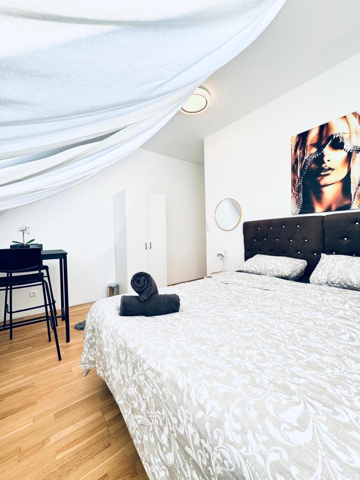 In A Shared Apt 6-min Drive To Schoenbrunn Vienna