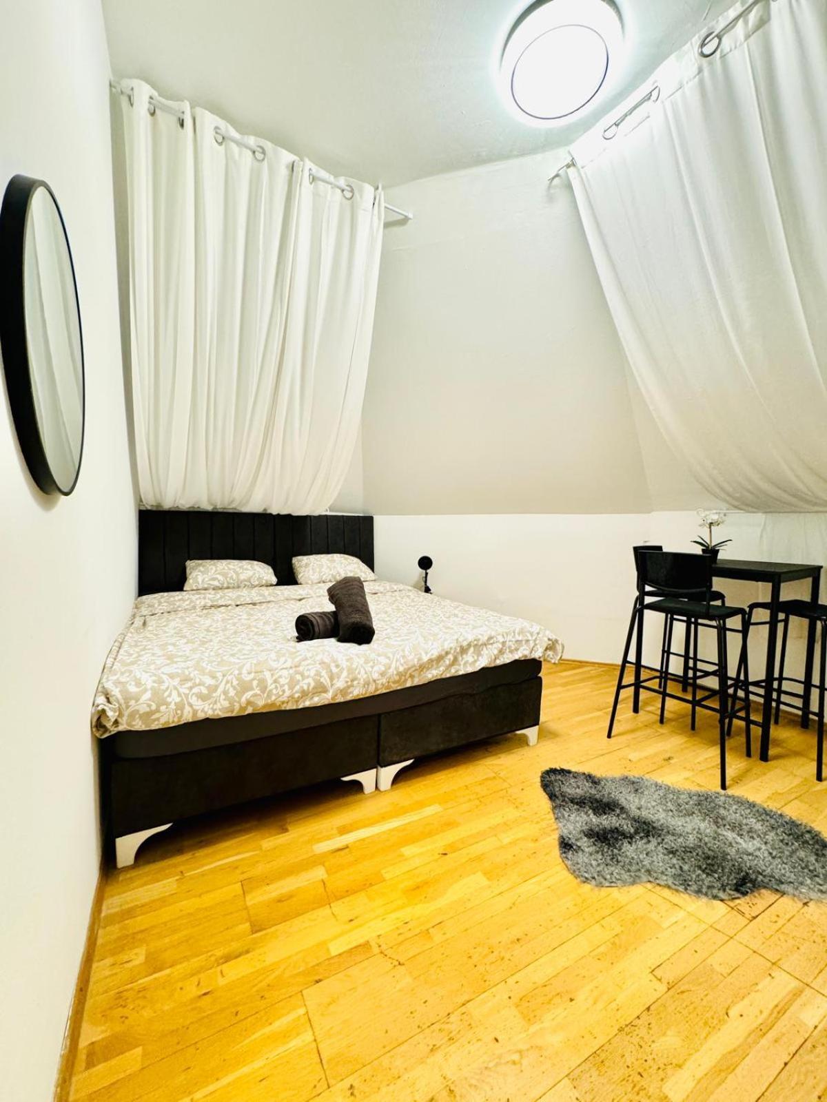 In A Shared Apt 6-min Drive To Schoenbrunn * Vienna
